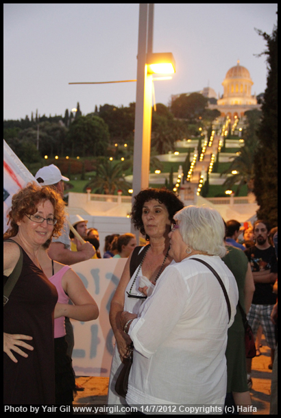 הפגנת החזית החיפאית לצדק חברתי לציון שנה לתנועת המחאה: 14.7.2012 מתחת לגן הבהאי, כיכר אונסק"ו לשלום וסובלנות