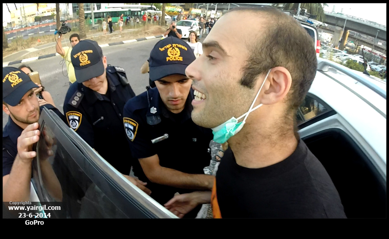 מעצר מפגין בהפגנה בחיפה 23.6.2014 - צומת הקישון? ליד לב המפרץ