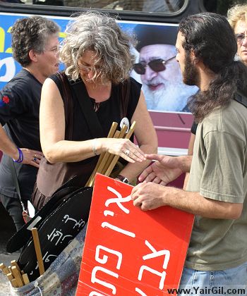 עובדיה יוסף על כרזה  ליד הפגנת נשים בשחור השלום, חיפה 10.10.2003