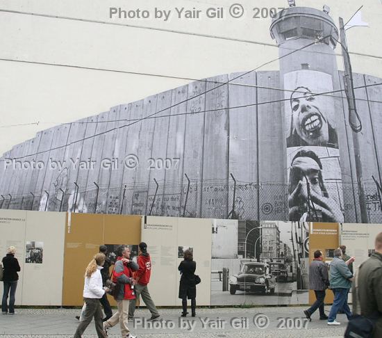  - '  ,  2007 Berlin, Checkpoint Charlie - - A JB Picture on the Wall? Seek peace and pursue it: Psalm 34:15: also in Hebrew       !  